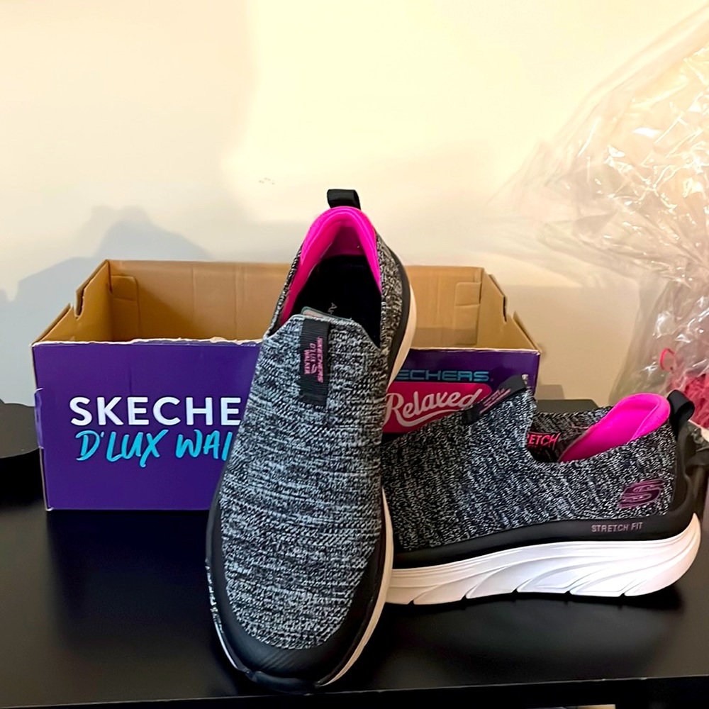 Skechers D’Lux Walker Relaxed Fit Sneakers